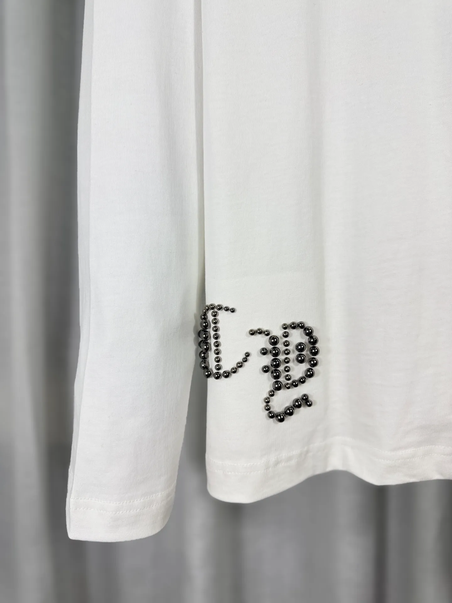 P250 top version, real shot without P, ​​different from market currency) 𝗖𝗵𝗿𝗼𝗺𝗲 𝗛𝗲𝗮𝗿𝘁𝘀/Cro Heart 2025 Autumn and Winter Horseshoe Cross Print Pearl Compass Couple Casual Long Sleeve 👑The highest version! Customized fabric 320g fabric! Horseshoe cross print pearl compass patch embroidery and exquisite embroidery of letters! The best-selling model in the counter, very comfortable to wear. Accessories: original molded and authenticated collar label➕100% silk wash label. Genuine purchase-grade original hangtag➕matching hanging rope➕3D hanging beads➕original packaging bag. Craftsmanship: The original version has consistent wiring! The highest version of the armhole matching technique! Color: Blue Black Size: S M L XL Style No.: 5171